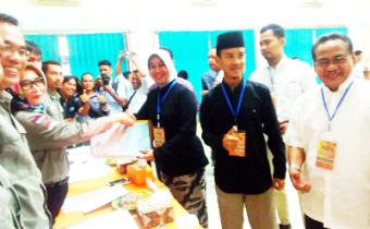 Calon  Pasangan  Perseorangan Shinta-Suryadi daftar ke KPU Kabupaten Muara Enim